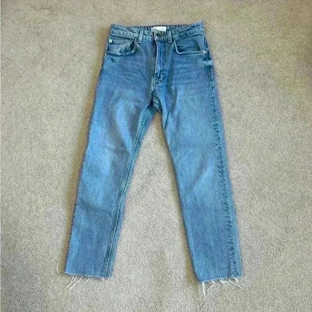 Zara high rise light wash blue jeans in size 2
